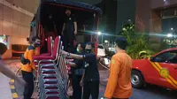 Tim Basarnas mulai hilir mudik menyiapkan kebutuhan fasilitas untuk mendirikan posko kemanusiaan di JICT II Tanjung Priok, Jakarta Utara, terkait peristiwa jatuhnya pesawat Sriwijaya Air SJ 182 tujuan Jakarta-Pontianak.