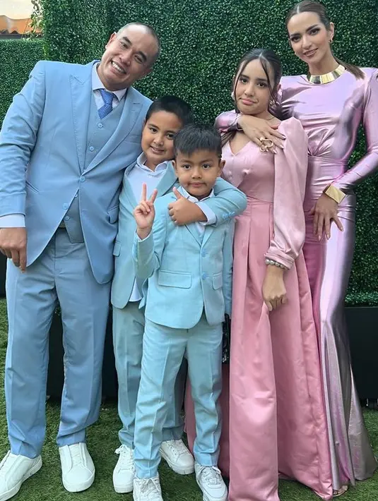 Nia dan Mikhayla juga tampil serasi dengan dress warna pink. Mikhayla mengenakan dress panjang model kerah v neck lengan panjang. [@ramadhaniabakrie]