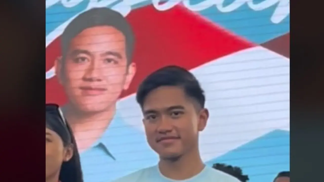 Kaesang Pangarep Pamer Kaus Pecinta Samsul Indonesia, Wajah Pasrah Gibran Rakabuming Jadi Sorotan.  foto: TikTok @psi.id