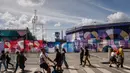 Pejalan kaki berjalan di dekat situs Paralimpiade Place de la Concorde yang ditutupi terpal "Paris 2024" menjelang ajang Paralimpiade 2024 di paris, Rabu (21/8/2024). (Dimitar DILKOFF / AFP)