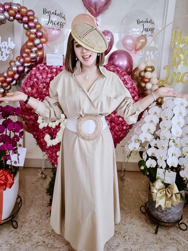 7 Hiasan Kepala Syahrini Berdesain Unik, Ada Bentuk Tudung Saji