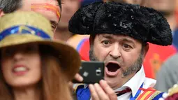 Suporter spanyol dengan pakaian khas negaranya berfoto saat menyaksikan laga Spanyol melawan Republik Ceko pada laga grup D Euro 2016 di Stadion Municipal, Toulouse, (13/6/2016). (AFP/ Nicolas Tucat)
