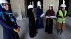 Sejumlah insinyur berhijab Afganistan memperbaiki istana Darul Aman di Kabul, 2 Oktober 2016. Bangunan yang mengadopsi gaya neoklasik Eropa ini seharusnya menjadi pusat parlemen yang direncanakan oleh Raja Amanullah Khan. (REUTERS/Mohammad Ismail)