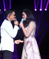 Meski tanpa latihan, penampilan Raisa berkolaborasi dengan Afgan tetap memukau para penonton yang hadir di malam puncak HUT SCTV ke-26 pada 24 Agustus silam yang berlangsung di Istora Senayan, Jakarta. (Adrian Putra/Bintang.com)