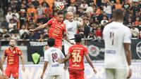 Duel ketat pertandingan antara tuan rumah Persija Jakarta kontra PSM Makassar pada ajang BRI Super League 2025/2026 di Stadion JIS, Jakarta hari Jumat malam WIB. (Abdul Aziz/Bola.com)