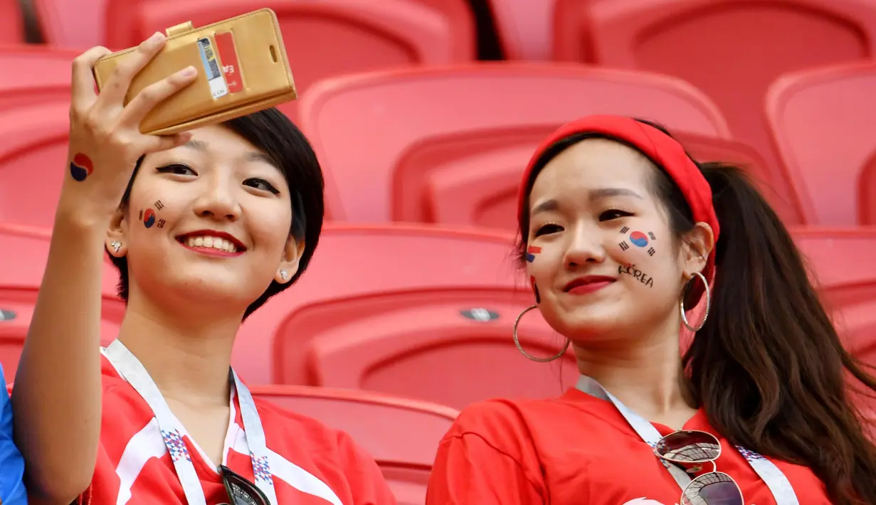 Suporter Korea Selatan saat menyaksikan laga melawan Jerman pada laga Piala Dunia di Stadion Kazan, Rusia, Rabu (27/6/2018). Korea Selatan menang 2-0 atas Jerman. (AFP/Saeed Khan)
