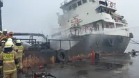 Sebuah kapal pengangkut Bahan Bakar Minyak (BBM) terbakar di Pelabuhan KBN Marunda, Cilincing Jakarta Utara pada Selasa (2/4/2024).