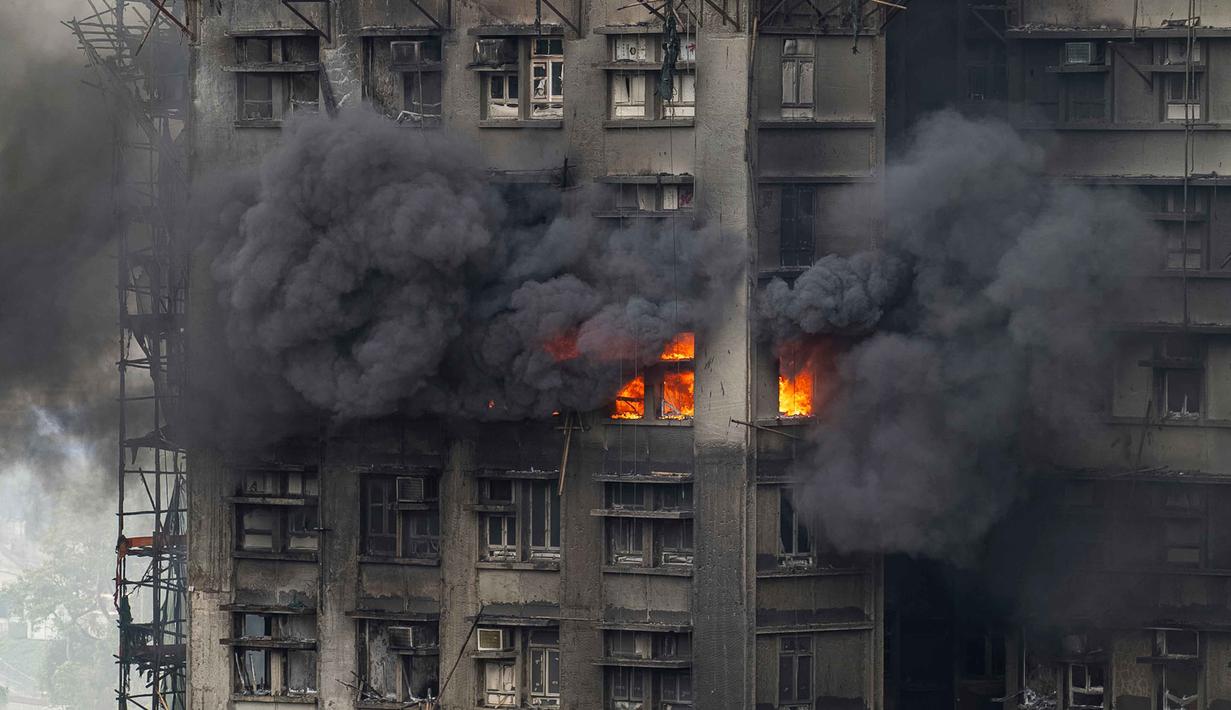 Diketahui, Tai Po adalah kawasan permukiman di bagian utara Hong Kong, dekat kota Shenzhen di daratan China. Tampak dalam foto, kebakaran terlihat di Wang Fuk Court, sebuah kompleks perumahan di distrik Tai Po, Wilayah Baru Hong Kong, Kamis 27 November 2025. (AP Photo/Chan Long Hei)