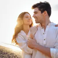 Ilustrasi perempuan dan pria jatuh cinta./Copyright&nbsp;shutterstock.com/g/dmvasilenko