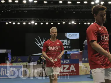 Pasangan Kevin Sanjaya Sukamuljo/Marcus Fernaldi Gideon, berhadapan dengan pasangan Denmark, Kim Astrup/Anders Skaarup Rasmussen di Indonesia Open 2017 di JCC, Rabu (14/6/2017). Indonesia kalah 16-21, 16-21. (Bola.com/M Iqbal Ichsan)