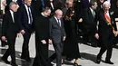 Presiden Brasil Luiz Inacio Lula da Silva (tengah) dan Ibu Negara Rosangela Lula da Silva tiba menjelang upacara pemakaman mendiang Paus Fransiskus di Lapangan Santo Petrus, Vatikan, 26 April 2025. (Filippo MONTEFORTE/AFP)