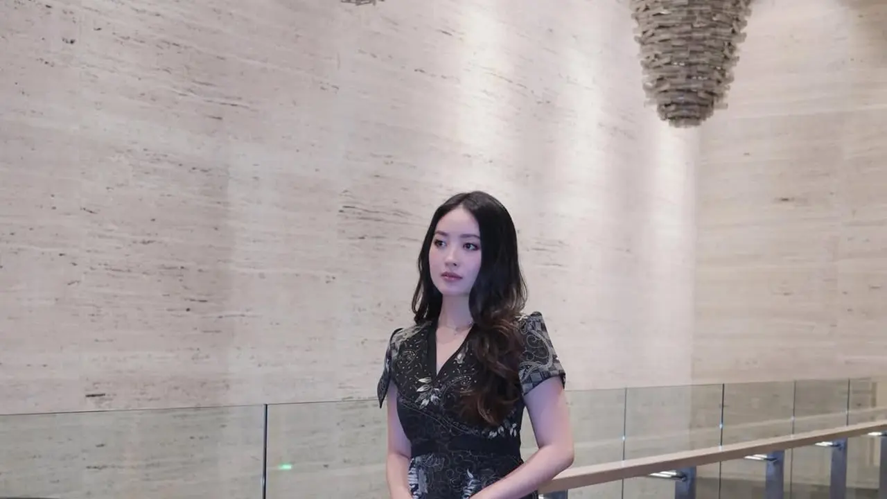 Gaya Elegan Semi Formal Natasha Wilona Saat Kondangan, Elegan dengan Setelan Batik Rp 2 Jutaan