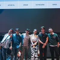 Acara tersebut juga dimeriahkan oleh penampilan band The Freedom yang beranggotakan Raffi Ahmad, Andre Taulany, Dikta, Desta, dan Surya Insomnia. [Foto: IG/@azizahsalsha_]
