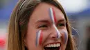 Suporter wanita cantik timnas Prancis bergembira saat menyaksikan timnya melawan Rumania di ajang kualifikasi grup A Piala Eropa 2016 di stadion Stade de France, Saint-Denis, Paris, Prancis, (10/6). (REUTERS/Robert Pratta)