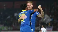 Striker Persib Bandung, Kevin van Kippersluis, merayakan gol yang dicetaknya ke gawang Persebaya Surabaya pada laga Liga 1 Indonesia di Stadion I Wayan Dipta, Bali, Jumat (18/10). Persib menang 4-1 atas Persebaya. (Bola.com/Aditya Wany)