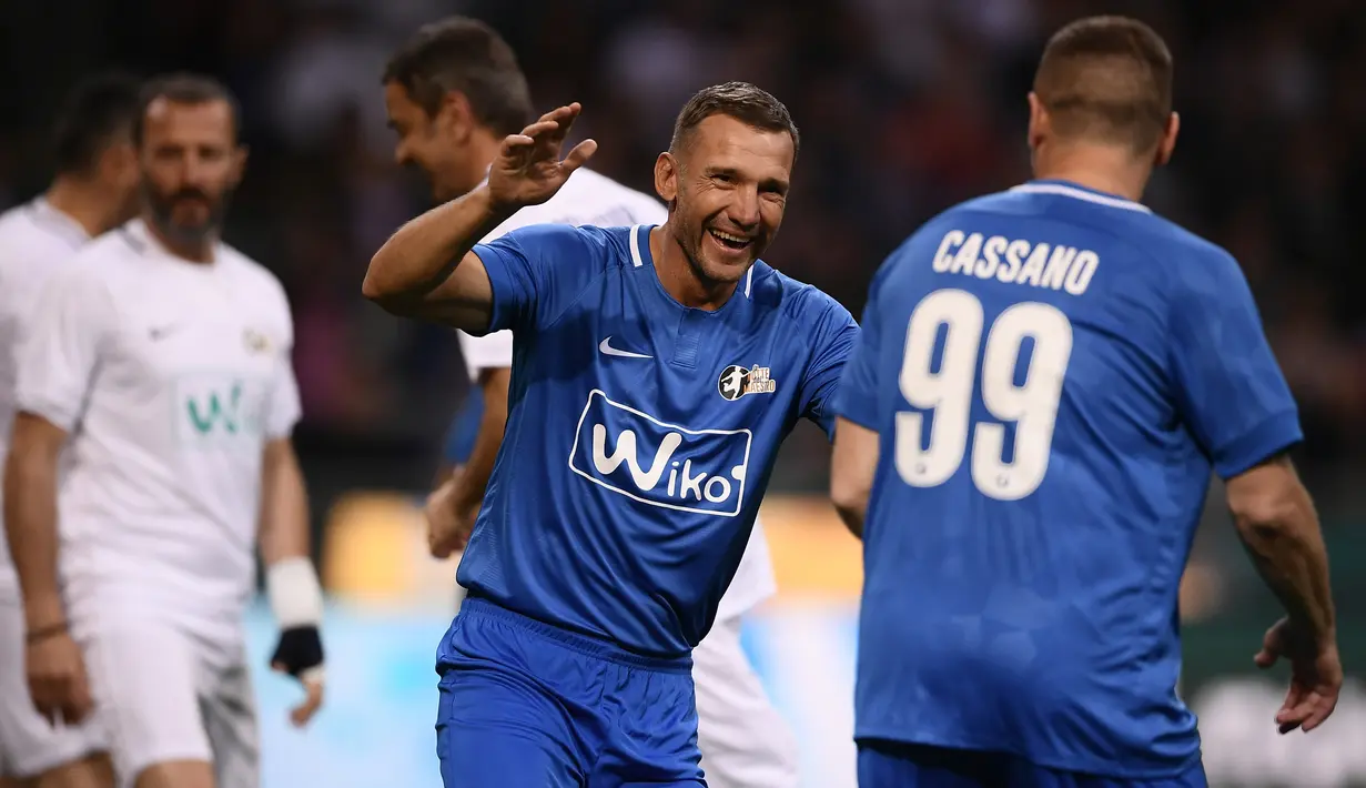 Mantan striker AC Milan, Andriy Shevchenko, tertawa pada laga Notte del Maestro di Stadion Giuseppe Meazza, Milan, Senin (21/5/2018). Laga ini merupakan seremoni gantung sepatu dari Andrea Pirlo. (AFP/Marco Bertorello)