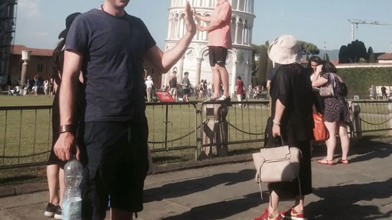 [Bintang] Epic! 7 Foto Cowok Iseng di Menara Pisa Ini Memancing Gelak Tawa