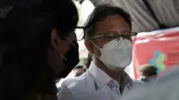 Menteri Kesehatan RI Budi Gunadi Sadikin meninjau vaksinasi COVID-19 ke Puskesmas Ronotana Weru Karombasan Kota Manado pada 5 Maret 2021. (Dok Kementerian Kesehatan RI)