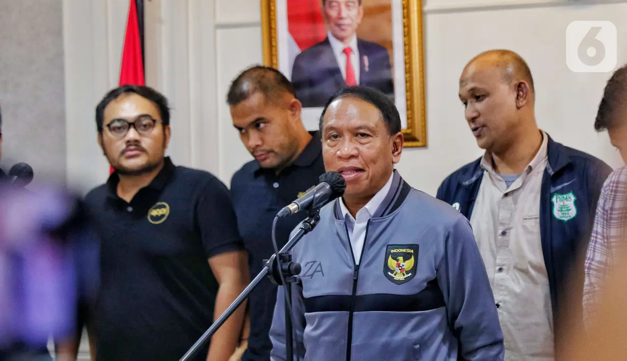 Menteri Pemuda dan Olahraga (Menpora) Zainudin Amali memberi keterangan usai menerima audiensi dari perwakilan klub-klub sepak bola Liga 2 dan Asosiasi Pesepakbola Profesional Indonesia (APPI), di ruang kerjanya lantai 10 Gedung Kemenpora Senayan, Jakarta, Senin (30/1/2023). Ini merupakan pertemuan kedua Menpora dengan klub Liga 2 dan APPI setelah sebelumnya dilakukan pada 16 Januari lalu. (Liputan6.com/Angga Yuniar)