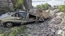 Sebuah kendaraan rusak tertimpa reruntuhan tembok menyusul gempa kuat yang melanda Vigan, Provinsi Ilocos Sur, Filipina, 27 Juli 2022. Dari empat orang yang tewas akibat gempa, sebagian besar ditemukan dalam bangunan yang runtuh. (Bureau of Fire Protection via AP)