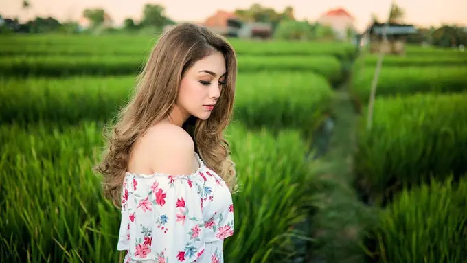 FOTO: Cantiknya Celine Evangelista di Sawah, Dengan Busana Off Shoulder Makin Mempersona