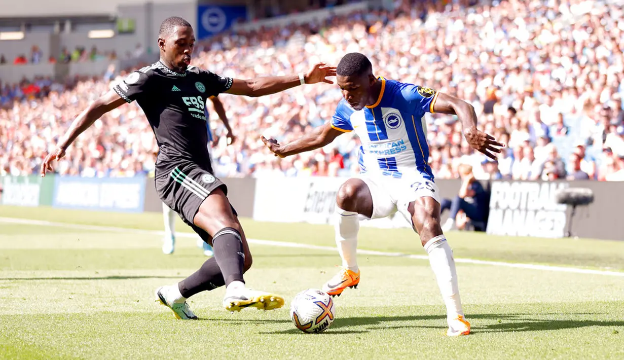 Pemain Leicester City Boubakary Soumare (kiri) berebut bola dengan pemain Brighton and Hove Albion Moises Caicedo pada pertandingan Liga Premier Inggris di The Amex Stadium, Brighton, Inggris, 4 September 2022. Brighton and Hove Albion menang dengan skor 5-2 dan membuat Leicester City terbenam pada dasar klasemen Liga Inggris. (Steven Paston/PA via AP)