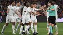 Para pemain Real Madrid melakukan protes terhadap wasit Ricardo De Burgos Bengoetxea dalam laga final Copa Del Rey melawan Barcelona di La Cartuja stadium, Sevilla, Spanyol. (AFP/Josep Lago)