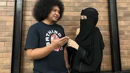 Komika lucu yang identik dengan rambut kribo ini memang memiliki istri cantik bernama Zulfati Indraloka. Momen kekompakan Babe Cabita dan istri ini terlihat sat kenakan baju warna senada. Kemesraan Babe dan istri ini banjir pujian. (Liputan6.com/IG/babecabiita)