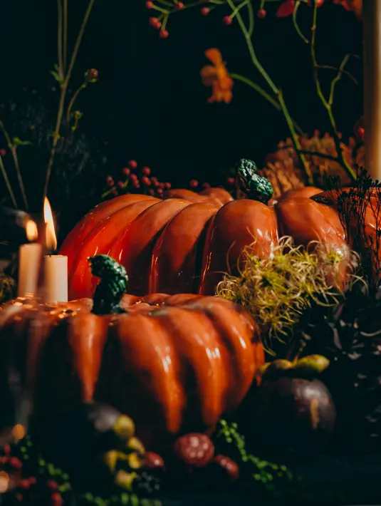 Maria Grazia Chiuri turun tangan sendiri untuk membuat labu keramik bersama Jean Roger. Karya ini sangat realistis dengan nuansa oranye terang yang dilatar belakangi kegelapan yang diterangi lilin. Foto: Document/Dior.