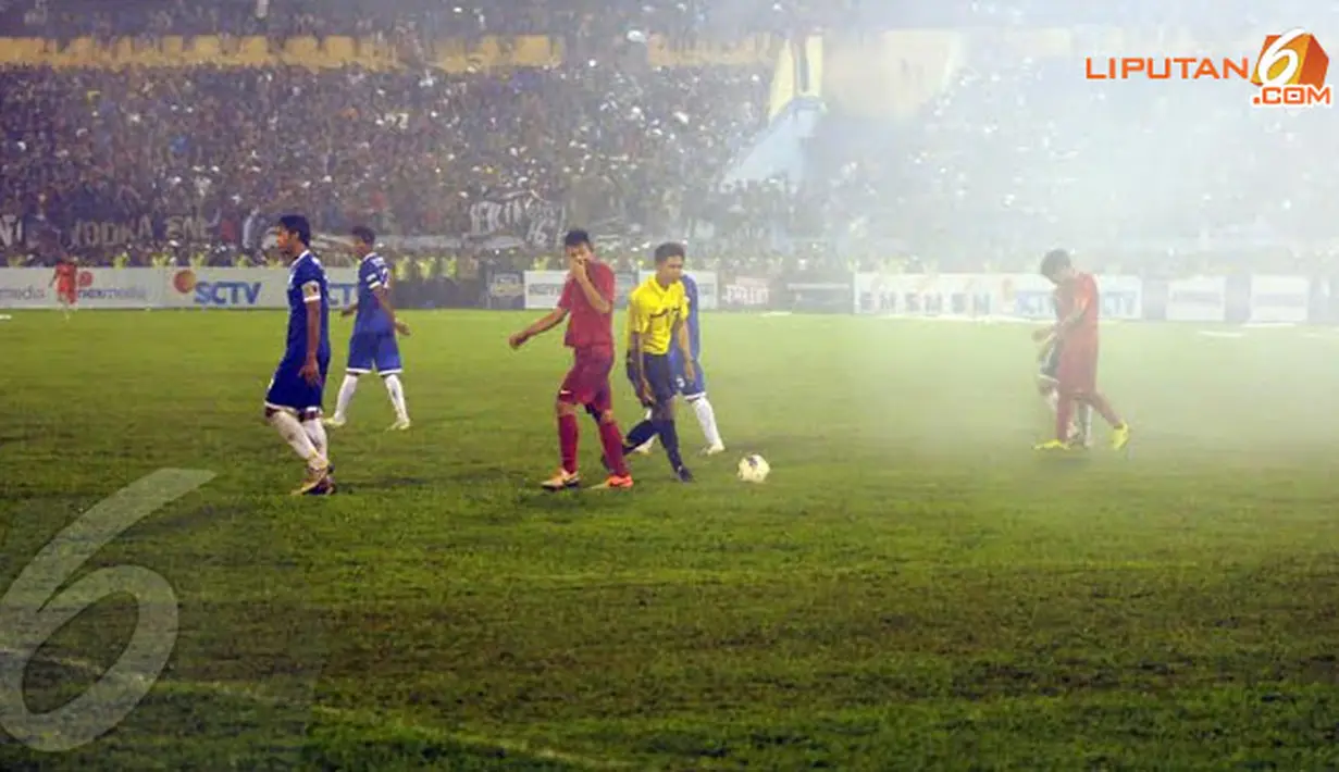 Laga antara Timnas Indonesia U19 vs PSIS di Stadion Jatidiri Semarang terpaksa harus dihentikan sementara karena kabut asap kembang api yang memasuki areal pertandingan (Liputan6.com/Helmi Fithriansyah).