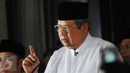 SBY membantah apa yang dikatakan mantan ketua KPK Antasari Azhar, dan menganggap pernyataan tersebut menyudutkan dirinya dan anaknya Agus Yudhoyono yang sedang mengikuti proses pilkada DKI, Jakarta, Selasa (15/2). (Liputan6.com/Angga Yuniar)