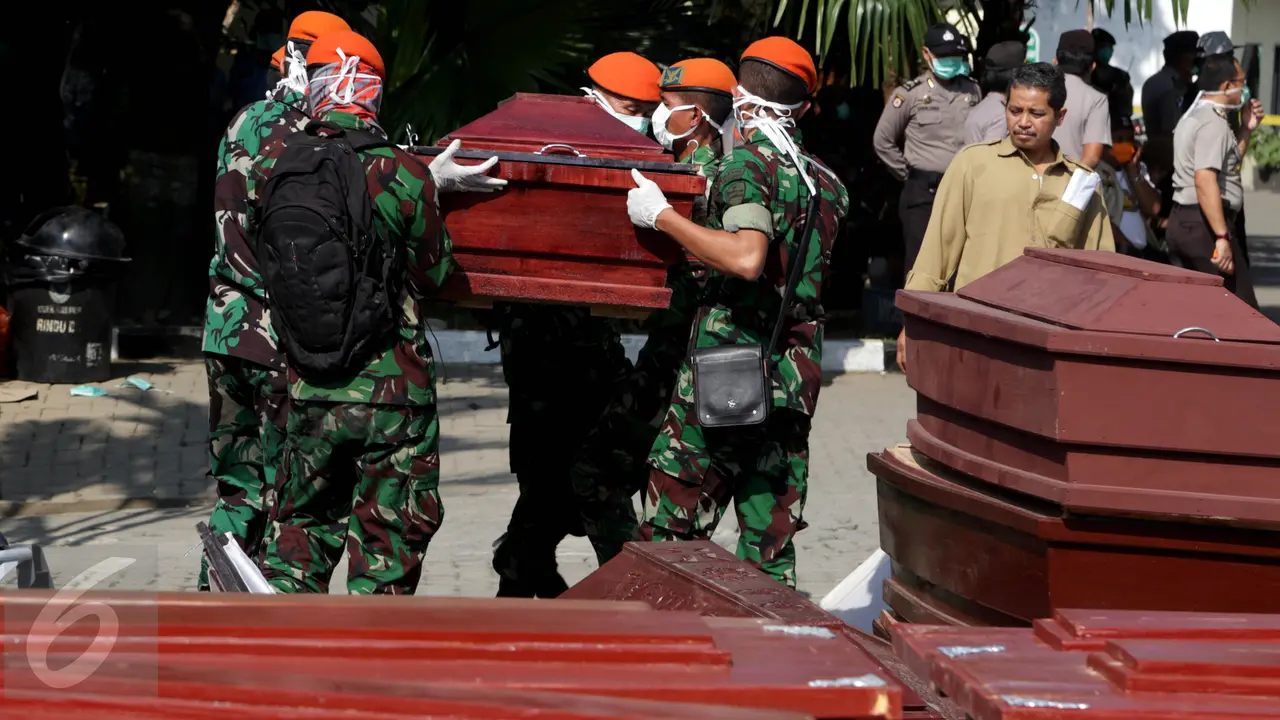20150702-Puluhan Peti Mati bagi Korban Hercules Jatuh Berjejer di RS Adam Malik-Medan 3