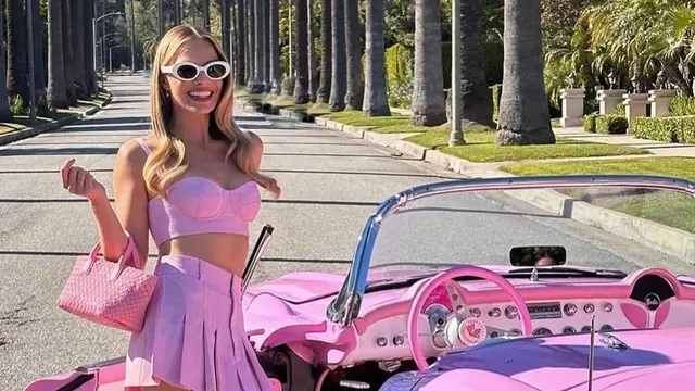 Potret Margot Robbie dengan Outfit Pink ala Barbie, Menawan