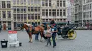 Wisatawan mengunjungi Grand Place di Brussel, Belgia, pada 28 Juni 2020. (Xinhua/Zhang Cheng)