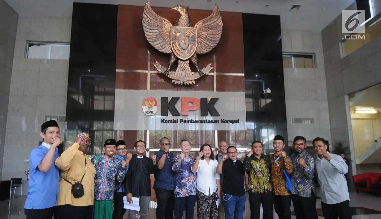 Sejumlah pemuka agama dari berbagai lembaga keumatan berfoto bersama dengan perwakilan pegawai KPK usai menyampaikan pernyataan sikap dukungan terhadap KPK di Jakarta, Selasa (10/9/2019). Mereka menolak usulan revisi Undang-Undang Nomor 30 Tahun 2002 tentang KPK. (merdeka.com/Dwi Narwoko)