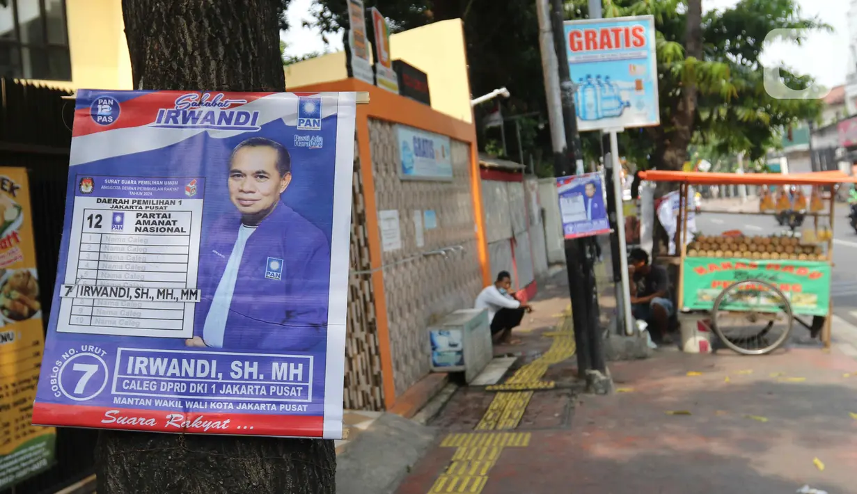 APK yang dipasang di lokasi atau fasilitas umum dapat mengganggu kenyamanan warga. (Liputan6.com/Herman Zakharia)