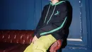 Hoodie jadi paduan yang nyaman untuk daily outfit. Padukan dengan cargo pants untuk mempertegas boyish look. [@jkt48.zee]