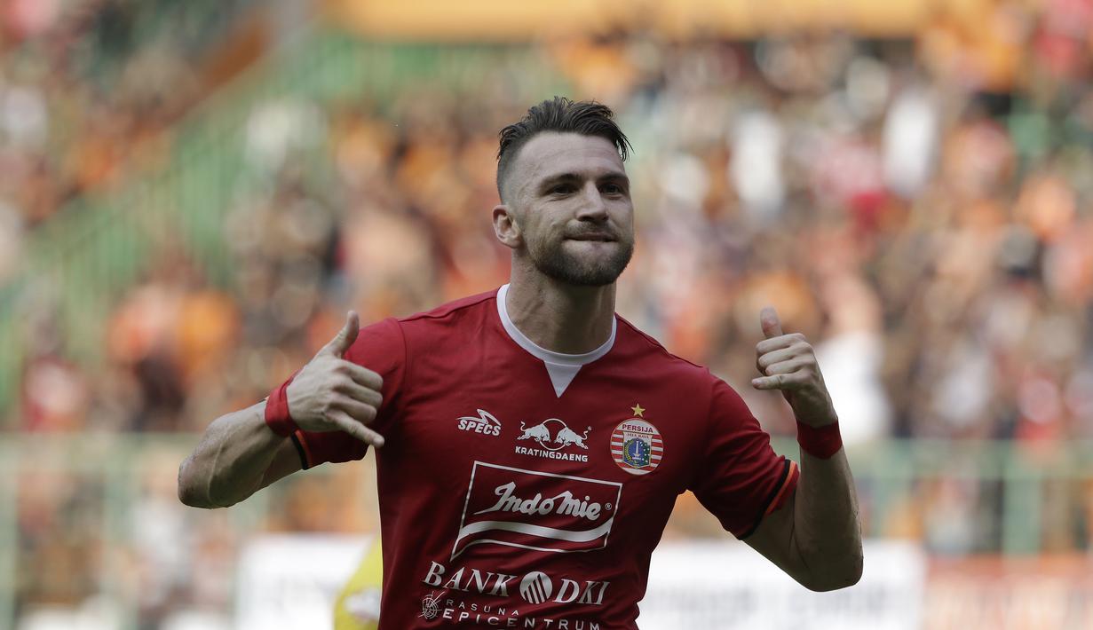 Striker Persija Jakarta, Marko Simic, melakukan selebrasi usai mencetak gol ke gawang Bhayangkara FC pada laga Shopee Liga 1 di Stadion Patriot Chandrabhaga, Bekasi, Sabtu (10/8). Persija bermain imbang 1-1 atas Bhayangkara. (Bola.com/Yoppy Renato)