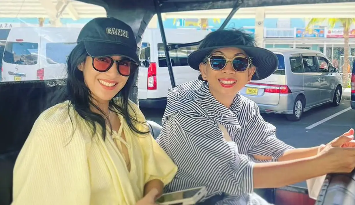 Begini gaya kompak Dian Sastrowardoyo kenakan striped dress bersama sang ibu saat merayakan hari Ibu di Bahama. [@therealdisastr]