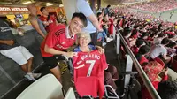 Dua fans Manchester United Dylan dan neneknya Swee Lin menonton pertandingan Liverpool vs Leicester (Liputan6.com/Thomas)