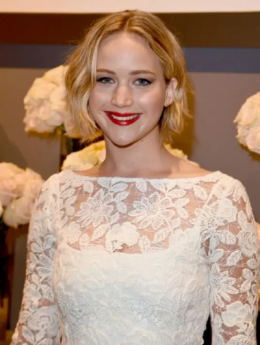 'Perempuan terseksi Amerika, pemirsa,' kata Josh tentang Jennifer yang sedang memaksakan marshmallow masuk kedalam mulutnya. (AFP/Bintang.com)