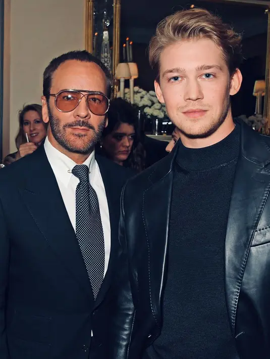 <p>Pesona maskulin Joe Alwyn turut menarik perhatian sejumlah brand ternama [@joe.alwyn]</p>