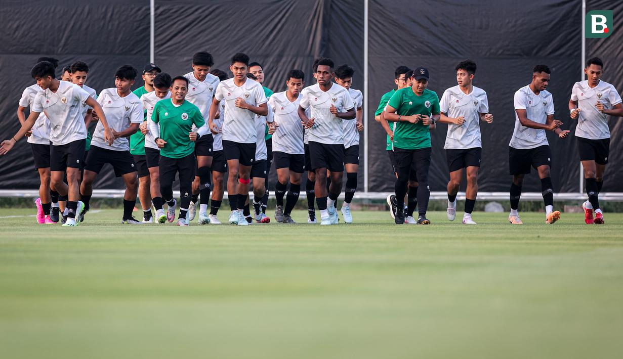 <p>Para pemain Timnas Indonesia U-17 melakukan joging saat menjalani official training di Lapangan Latihan A Gelora Bung Tomo, Surabaya, Minggu (12/11/2023) sore menjelang laga kedua Grup A Piala Dunia U-17 2023 menghadapi Panama yang akan berlangsung di Stadion Gelora Bung Tomo, Senin, 13 November 2023. (Bola.com/Bagaskara Lazuardi)</p>