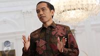 Presiden Jokowi berbincang selama Wawancara khusus di Istana Merdeka, Jakarta, Jumat (16/10/2015). Wawancara berhubungan dengan Pemerintahan Jokowi-JK genap berusia satu tahun pada 20 Oktober 2015 nanti. (Liputan6.com/Immanuel Antonius))