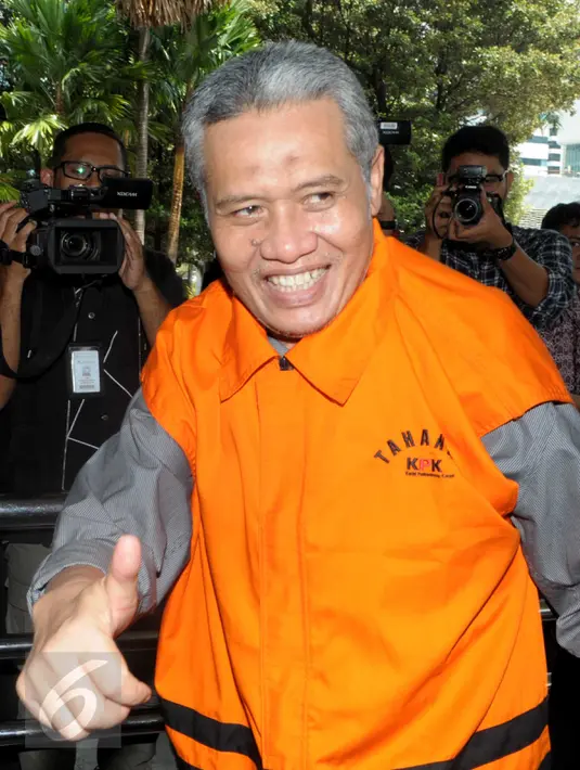 Bupati Bener Meriah periode 2012-2017, Ruslan Abdul Gani tiba di KPK untuk menjalani pemeriksaan, Jakarta, Senin (4/4). Ruslan diperiksa KPK sebagai tersangka kasus dugaan korupsi proyek pembangunan dermaga Sabang 2011. (Liputan6.com/Helmi Afandi)