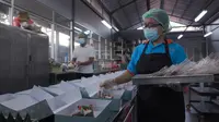Karyawan katering yang bekerja untuk Bimo. Selama pandemi, Bimo terus berinovasi agar usaha katering miliknya tetap bisa berjalan dan dia bisa menggaji karyawan. (Foto: Liputan6.com).