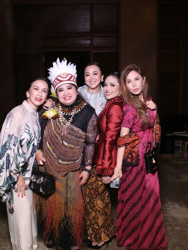 Model Kebaya Modern Bawahan Batik ala Kris Dayanti