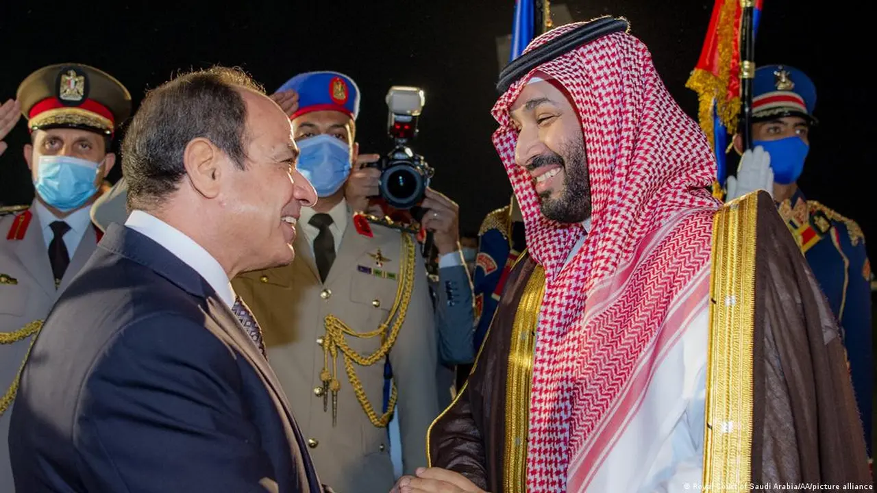 Bertemu presiden Mesir Abdel Fattah al-Sisi (kiri), 20 Juni 2022. (Royal Court of Saudi Arabia/AA)