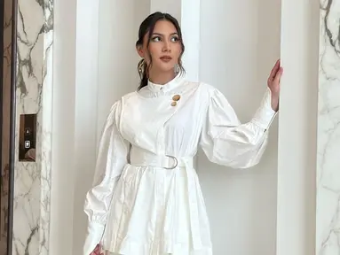 Gaya OOTD Jessica Mila dalam unggahan di akun Instagram sering mencuri perhatian netizen. Penampilannya memakai dress simpel berwarna putih ini pun membuatnya tampak elegan. (Liputan6.com/IG/@jscmila)