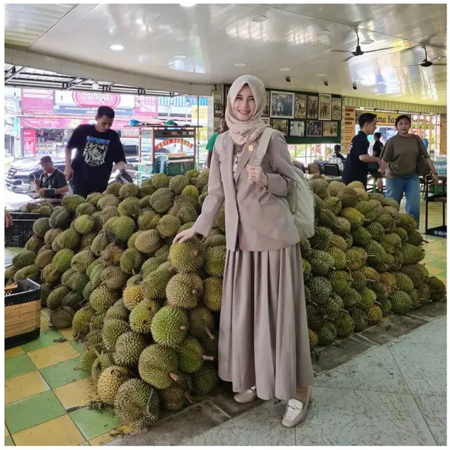 6 Fashion Ibu Pejabat Ala Jihan Fahira, Simpel tapi Tetap Elegan